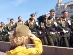 (ВИДЕО) НЕЖНОСТ НА ПАРАДИ У МОСКВИ: На ову девојчицу су и војници били слаби!