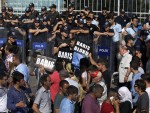 БАРИКАДЕ: Сукоби демонстраната и полициjе у Истанбулу