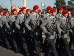 СЛАВЕ ПОГРОМ СРБА: На паради у Загребу поводом 20 година „Олује“ војске Немачке и Велике Британије