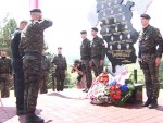 БУЈАНОВАЦ: Чепурин и Вулин положили венац на споменик српским полицајцима убијеним у борбама са терористима УЧК