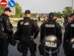 КАО МАЂАРИ: Словеначка полициjа на избеглице бацила сузавац