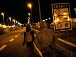 ФРАНЦУСКА: Мигранти пробили терминал, обустављен саобраћај испод Ламанша