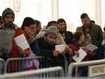 ПОВРАТАК НА СТАРУ РУТУ: Mигранти секу ограду на српско-мађарскоj граници