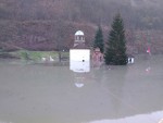 ИКОНЕ ПЛИВАЈУ ПО МУТНОЈ ВОДИ: Потопљен манастир Грачаница ваљевска