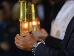 ХРАМ СВЕТОГ ДИМИТРИЈА: Благодатни огањ из Јерусалима стигао у Косовску Митровицу