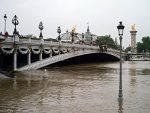 ПАРИЗ: Сена и даље расте, поплаве и у елитним дијеловима града