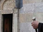 КОСОВО: Уклањање остатака спаљеног конака у манастиру Девич
