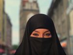 ЗАСТАВА ДАЕШ-А НА БРАНДЕНБУРШКОЈ КАПИЈИ: Филм који је потресао Немачку — „Исламска држава Немачка“