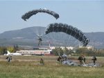 ДОБРО ДОШЛИ: Руски и белоруски падобранци стигли у Србију на војне вежбе