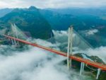 KИНА: Наjвиши мост на свету отворен за саобраћаj