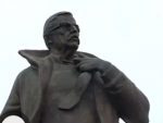 ОБЕЛЕЖЈЕ ВУЦИБАТИНИ: ЧОВЕК КОЈИ ЈЕ ЗАСЛУЖАН ЗА БОМБАРДОВАЊЕ СРБИЈЕ добио споменик на Косову