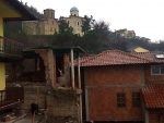 ПРИТИСАК НА СРБЕ: Табле на албанском у близини Косовске Митровице