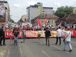 У СЛАВУ ПРЕДАКА: „Бесмртни пук“ марширао Београдом