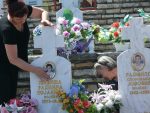И СРПСКЕ СУ МАЈКЕ ПЛАКАЛЕ: У Београду 11. јула „Српски зид плача“ са сликама Срба убијених у Сребреници