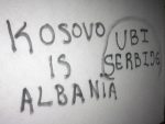 ПОРУКА СРБИМА НА ШКОЛИ У УГЉАРУ КРАЈ КОСОВА ПОЉА: “Смрт Србима, Косово је Албанија, УЧК,УЧК”