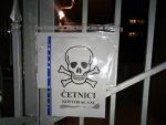 ПРИЈЕТЊА: Плакат са мртвачком главом на згради Амбасаде Србије у Сарајеву