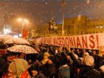 СКОПЉЕ: Хиљаде људи на протестима у Скопљу, запаљена застава Грчке