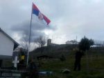 КОСОВО: У Великој Хочи поново подигнута српска застава