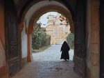 ОСЛОНАЦ СРБА: Документарни филм „Уска врата“ – манастир Грачаница у зло време