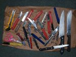 МИГРАНТИ КРИЛИ 36 НОЖЕВА: У претресима објеката које користе мигранти у Бихаћу пронађени ножеви, палице, чекићи…