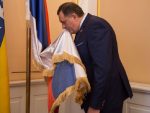САРАЈЕВО: Српски члан Предсједништва пољубио заставу Српске