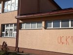 ПОРУКА СРБИМА: Исписан графит УЧК на основној школи у Липљану