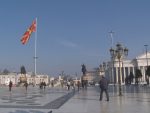 Нови симболи у Скопљу: Од сутра застава НАТО-а, скинута табла “Влада Македоније”