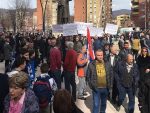 ВЕЛИКИ ПРОТЕСТ У СЕВЕРНОЈ КОСОВСКОЈ МИТРОВИЦИ: „Не дамо Трепчу. Србијо, помози!“