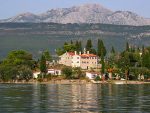 МОЛИТВОМ НА БАГЕРЕ: Атак црногорских власти на „сузу Његошеву“