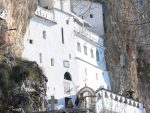 СПЦ неће морати да се у Црној Гори региструје – задржава и Острог и све своје цркве и манастире