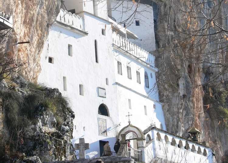 БЛОКАДА: Црногорска полиција спречила верникe да оду до манастира Острог