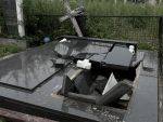 НИ МРТВИ СРБИ НЕМАЈУ МИРА: У Липљану порушено десетак српских надгробних споменика