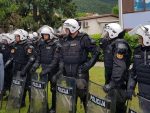 НЕЋЕ ПРОТИВ НАРОДА: Црногорски полицајац скинуо униформу због бруталности у Будви