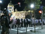 ПРОТЕСТИ У ВИШЕ ГРАДОВА СРБИЈЕ: Сузавац, каменице и бакље испред Скупштине, демонстранти накратко блокирали Мост слободе у Новом Саду