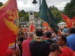 „Црногорске патриоте“ против капеле и цркве: Транспарент на Цетињу са поруком митрополиту