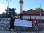 БРАНИЋЕМО БРАЋУ ИЗ ИСЛАМА: Никшићани послали јасну поруку пред џамијом – Бивши режим нема срама!