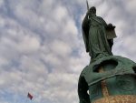 БЕОГРАД: Оскрнављен споменик Стефану Немањи, откинут део крста