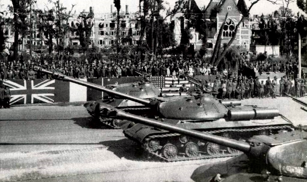 Ис 1945. Танки ИС-3 на параде в Берлине. Парад в Берлине 1945 танк ИС. Парад Победы в Берлине 1945 ИС 3. Танки ИС 3 на параде в Берлине 1945 г.