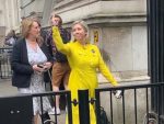 Нова британска министарка образовања показала демонстрантима средњи прст