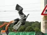 Рига: Срушен совјетски споменик „Мајка домовина“