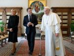 Макрон тражи од папе да убеди Бајдена да започне преговоре о Украјини