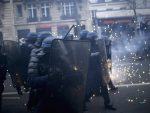 Штрајкови против пензионе реформе у Француској – полиција употријебила сузавац у Паризу