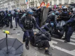 Хаос на улицама Париза: Блокирани путеви, сукоби демонстраната и полиције