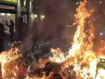 „Ситуација је експлозивна“: Сцене хаоса широм Француске, букти ватра, лете сузавци