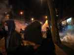Париз у пламену: Демонстранти запалили смеће, сукоби с полицијом