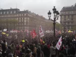 Уставни савет Француске одобрио Макронову пензијску реформу, Парижани на улицама