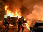 Биланс немира у Француској: Запаљено 500 зграда, 565 аутомобила и 21 аутобус, опљачкана полиција у Ремсу