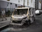 Хаос у Француској: Макрон не иде у Немачку, полиција шаље јаке снаге и оклопна возила на улице