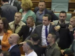 Хаос у скупштини у Приштини настављен: Нови сукоб, Курти погођен флашом у главу