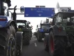 Француски пољопривредници блокирали ауто-путеве који повезују Париз са остатком земље